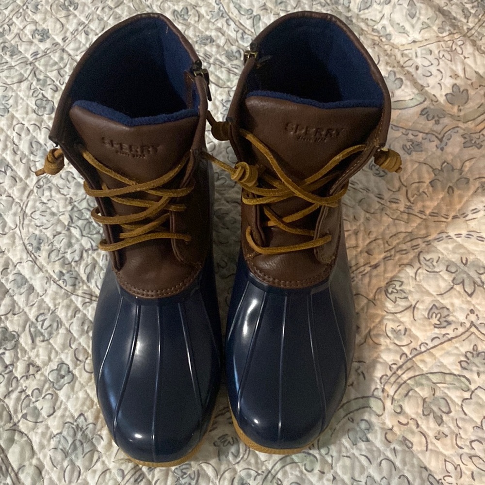 Sperry duck boots in like new condition. Size 6m girls/fits 7.5 women’s